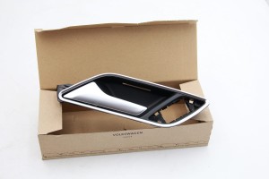 Wewnętrzna klamka z ramką chromowaną lewa Audi A3  8V3837019C 