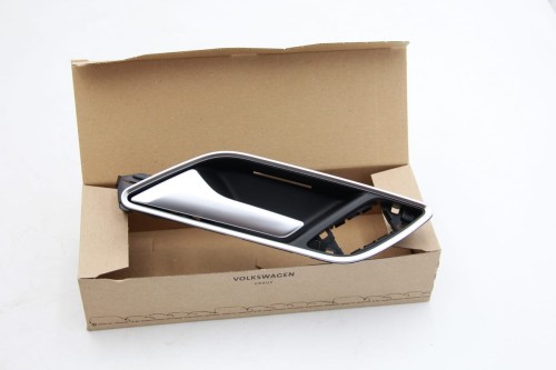 Wewnętrzna klamka z ramką chromowaną lewa Audi A3 8V3837019C