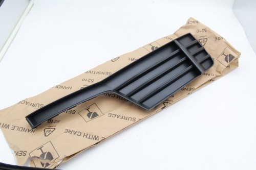Nowa oryginalna kratka wlotu powietrza prawa Audi A3 8V3807682M