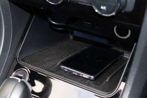 Doposażenie o ładowarkę indukcyjną PhoneBox Seat Ateca KH