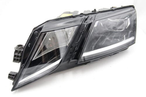 5E1941015F Przedni reflektor lewy Skoda Octavia III lift (1)