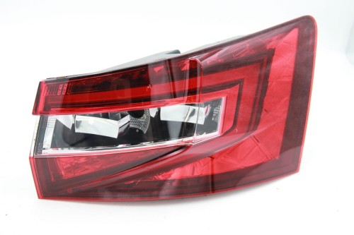 Tylna prawa lampa Skoda Superb III Kombi 3V9945208 (1)