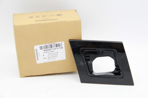 Nowa prawa ramka zaślepki spryskiwacza reflektora Audi Q8 4M8807756A