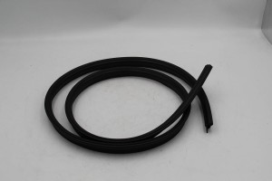 Uszczelka ramy dachu panoramy lewa Audi Q8  4M8854543B