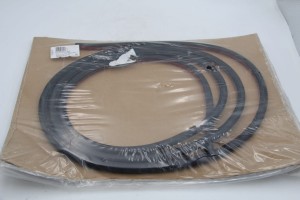 Uszczelka zewnętrzna drzwi lewa Skoda Superb  3V9839701E