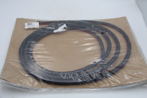 Uszczelka zewnętrzna drzwi lewa Skoda Superb 3V9839701E