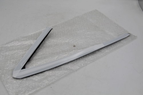 Listwa ozdobna szyby bocznej Audi A4 8W5853345A